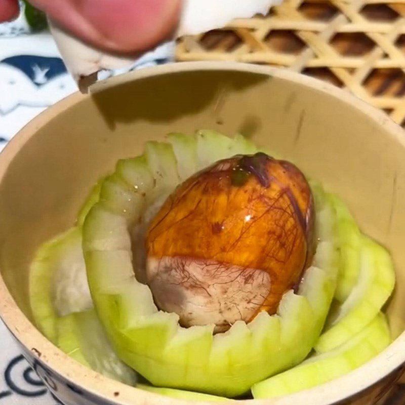 Um hạt vịt lộn với bầu và nước thuốc bắc