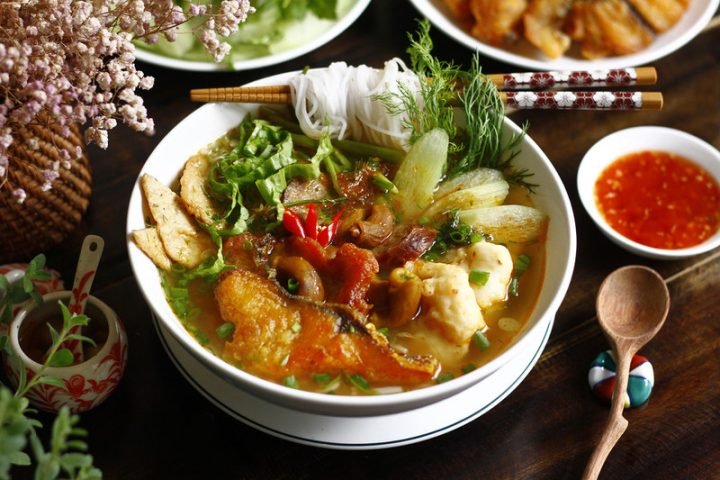 Ước tính calo và thành phần chính trong một bát bún cá cay