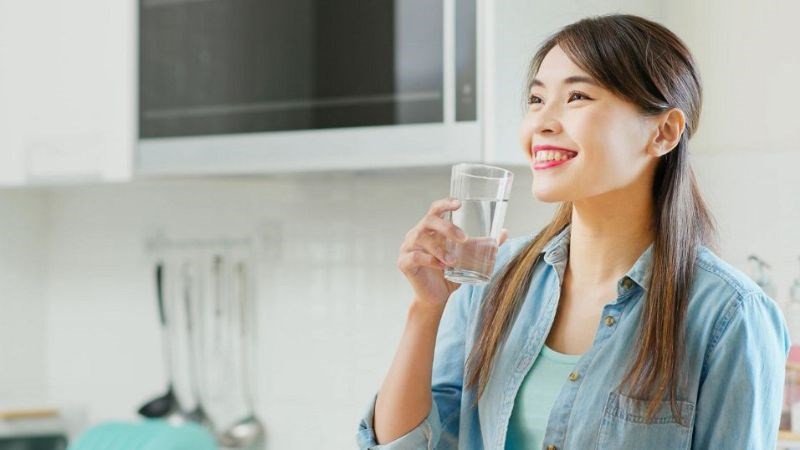 Uống đủ nước giúp kiểm soát cảm giác no khi ăn bánh bao bò ngô phô mai