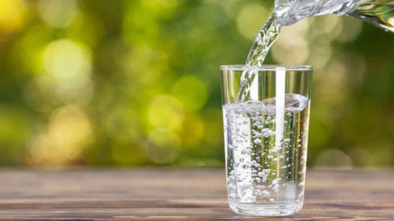 Uống đủ nước sau khi ăn cá viên chiên giúp tiêu hóa tốt hơn