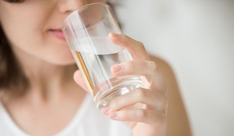 uống nước buổi sáng để giảm mỡ bụng, thời điểm uống nước giảm cân