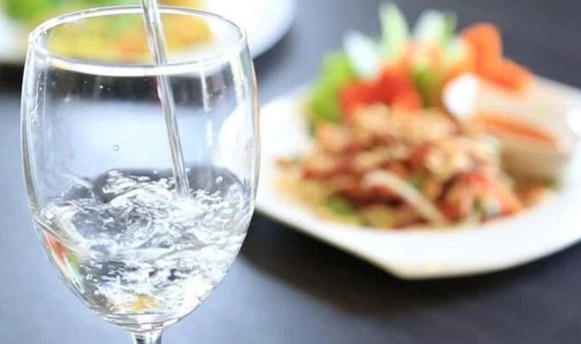 Uống nước trước bữa ăn