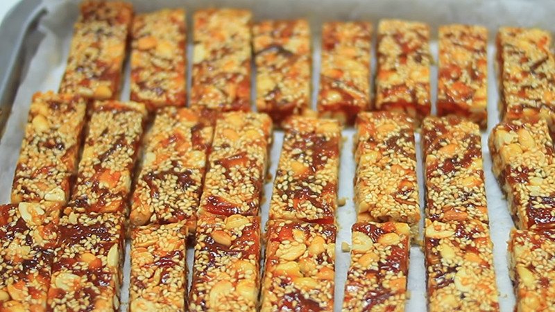 Uống trà xanh cùng kẹo lạc