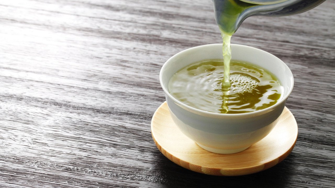 Uống trà xanh cùng món ăn từ bột năng giúp kiểm soát calo