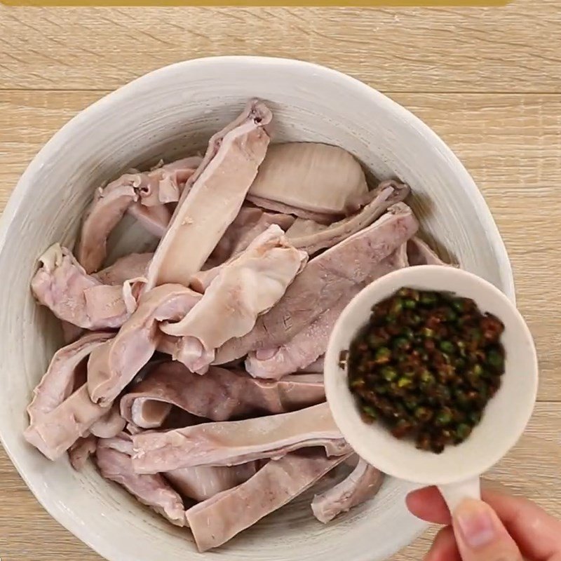 Ướp bao tử heo với gia vị và tiêu xanh giã nhuyễn