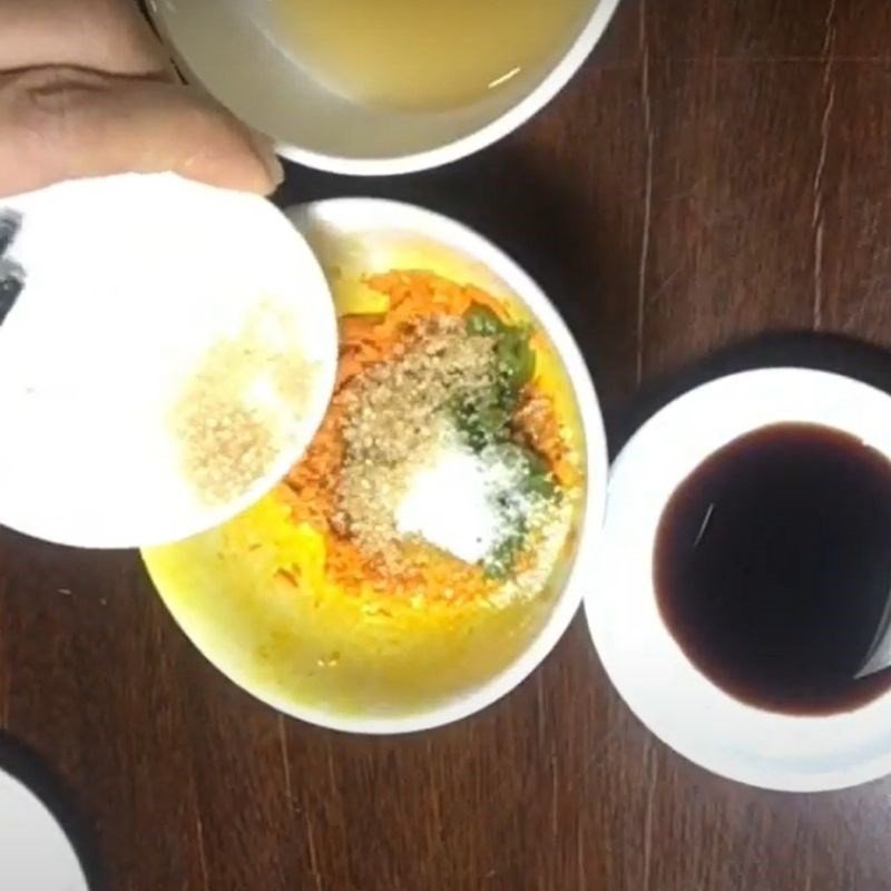 Ướp cá chép với gia vị để nấu canh su hào