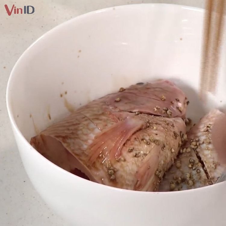 Ướp cá diêu hồng cùng gia vị ướp đậm đà