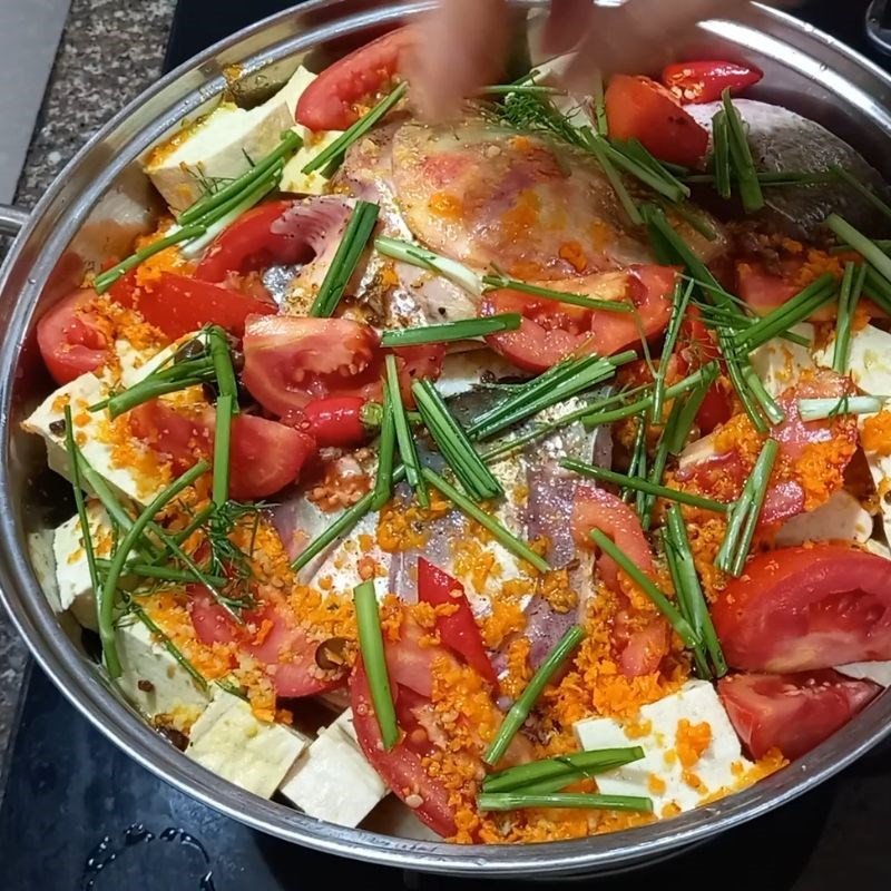 Ướp cá mè với nước mẻ và thì là