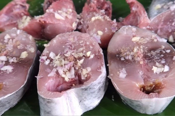 Ướp cá ngừ với hành, tỏi giúp cá thơm hơn và không bị tanh
