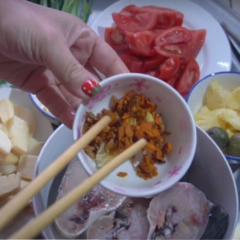 Ướp cá tầm với gia vị và gừng nghệ