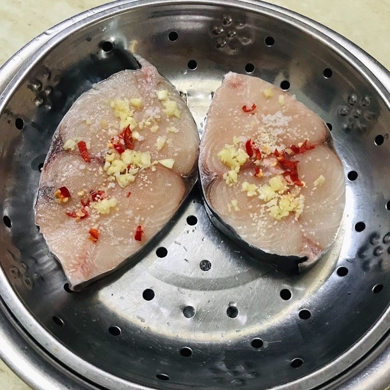 Ướp cá thu với gia vị và tiêu xay
