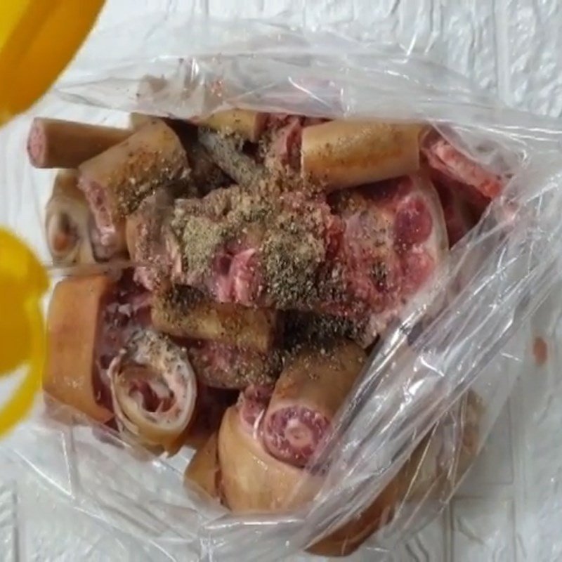 Ướp đuôi bò với các loại gia vị để chuẩn bị hầm sốt vang