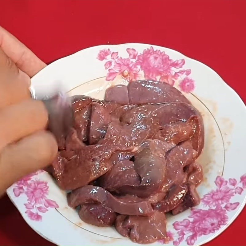 Ướp gan lợn với gia vị