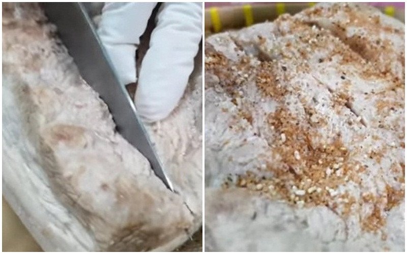 Ướp gia vị lên thịt heo đã được sơ chế và khứa nhẹ