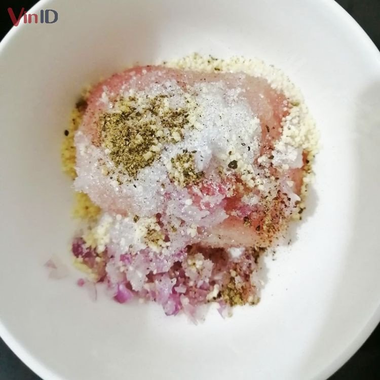 Ướp gia vị vào chả cá thác lác