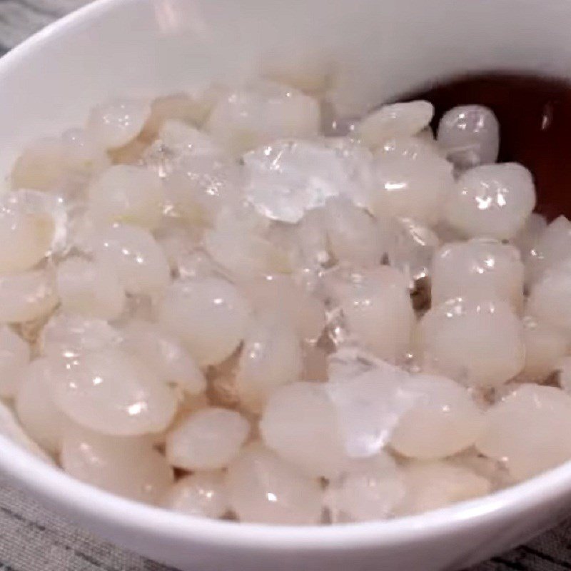 Ướp hạt đác với đường phèn để làm chè hạt đác