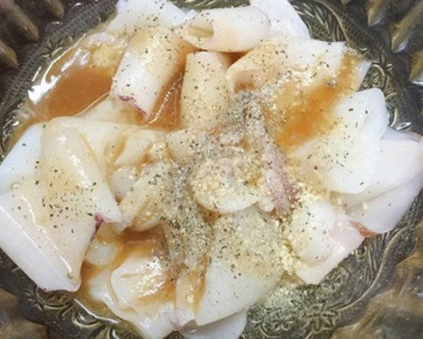 Ướp mực chuẩn bị cho món xào
