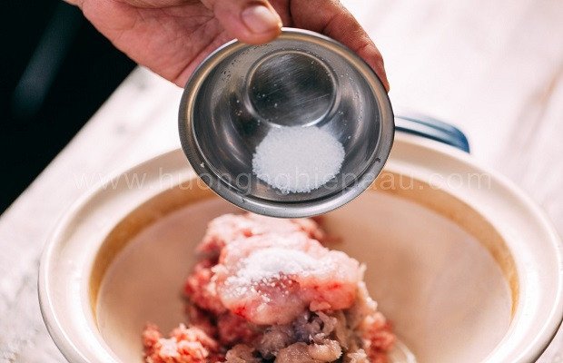Cách Làm Bánh Nậm Huế Chuẩn Vị Gia Truyền Tại Nấu Chuẩn Ăn Ngon ướp nhân tôm thịt làm bánh nậm