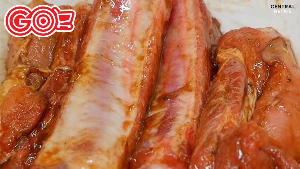 Ướp sườn heo với gia vị để thấm đều hương vị
