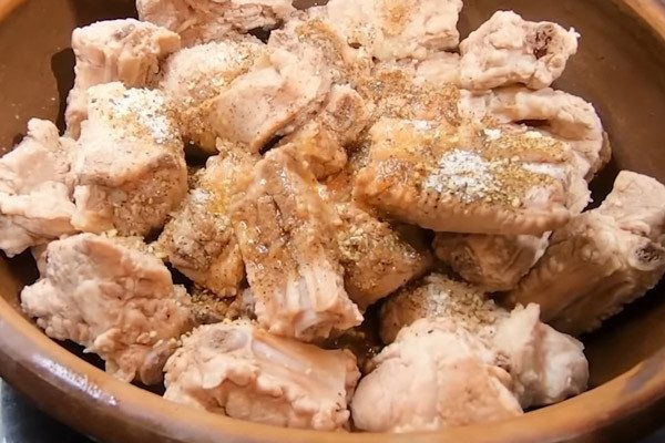 Ướp sườn xào chua ngọt với hỗn hợp gia vị và hành tỏi băm nhuyễn, để thấm đều