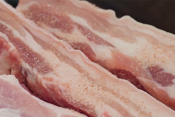 Ướp thịt ba chỉ với muối và rượu trắng trước khi ngâm