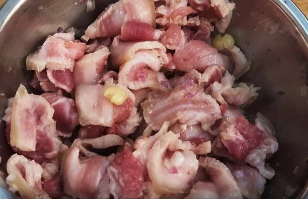 Ướp thịt ba rọi cho món mì Quảng