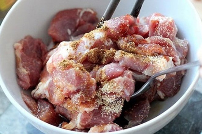 ướp thịt ba rọi làm mì quảng