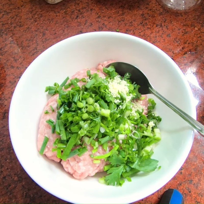 Ướp thịt băm cho bún cà chua