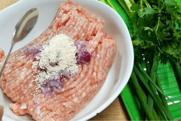 Ướp thịt băm cho cách nấu nui thịt heo