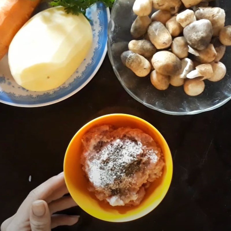 Ướp thịt băm với gia vị