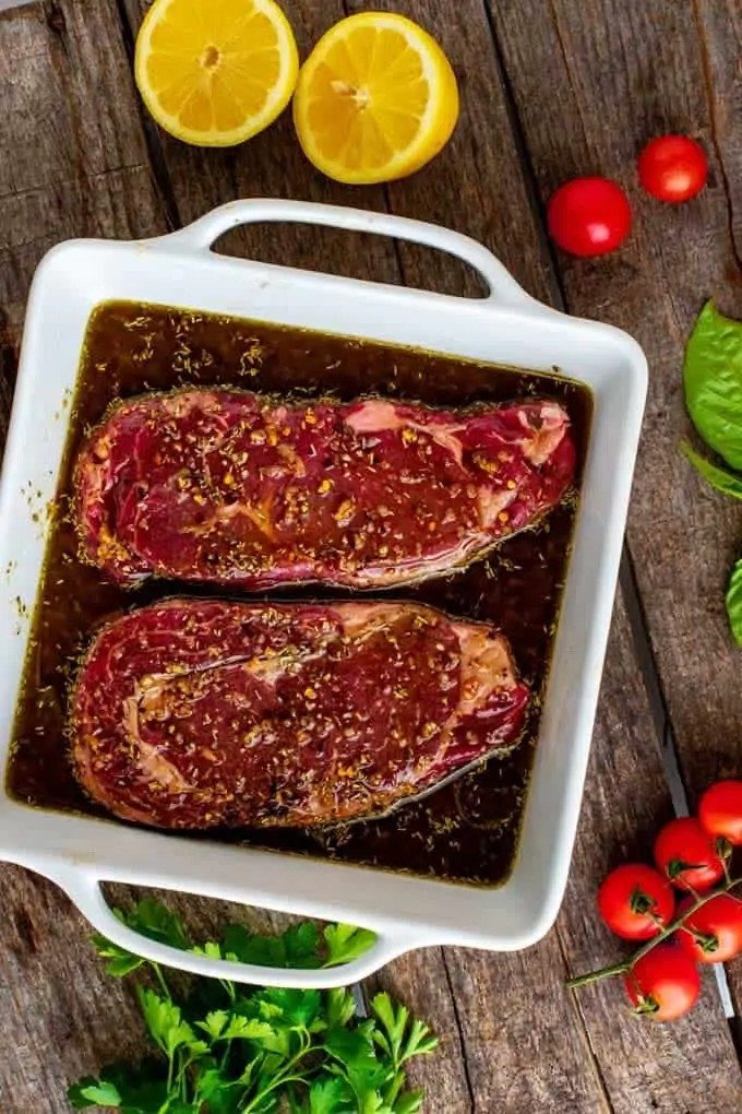 Ướp thịt bò bít tết với hỗn hợp gia vị đặc trưng trước khi nướng nồi chiên không dầu