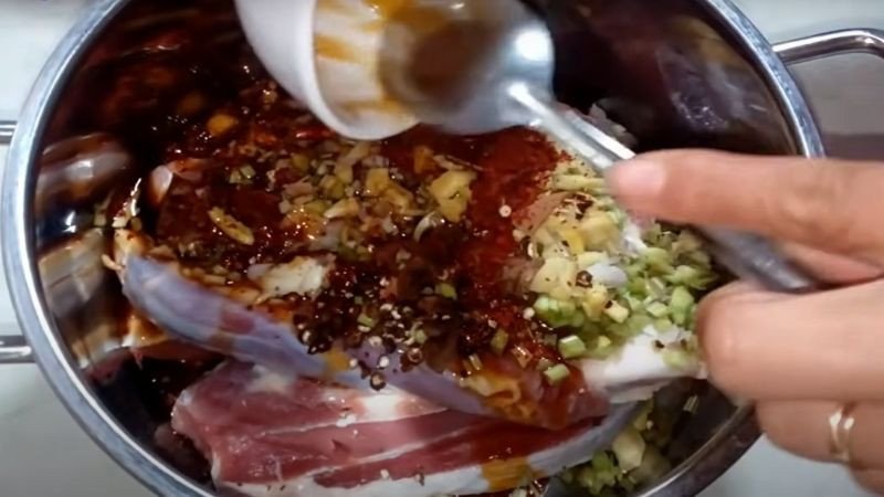Ướp thịt bò chuẩn vị để rim mật mía