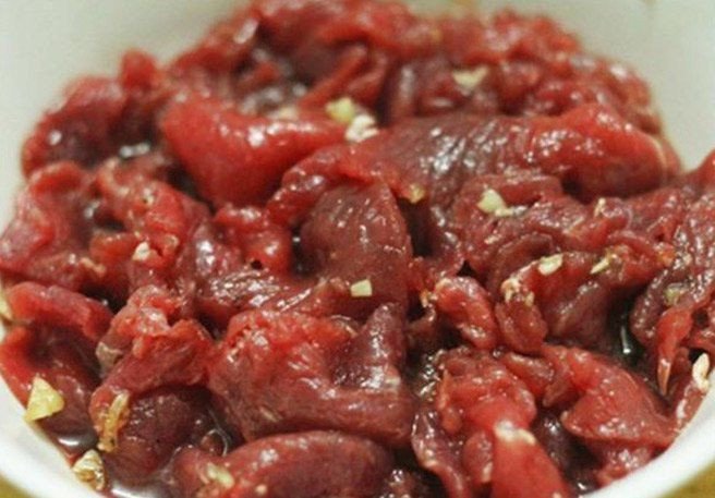 Ướp thịt bò đậm đà gia vị, bí quyết cho cách xào thịt bò ngon.