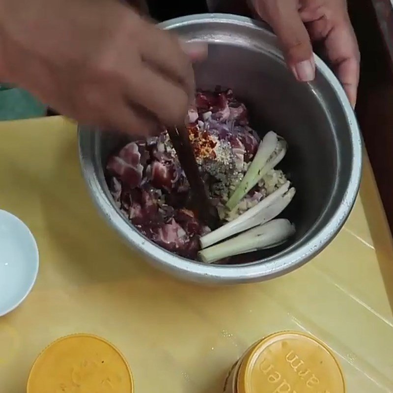 Ướp thịt bò gân với các loại gia vị đậm đà
