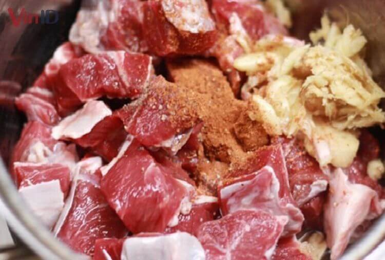 Ướp thịt bò ngấm đều gia vị trước khi nấu
