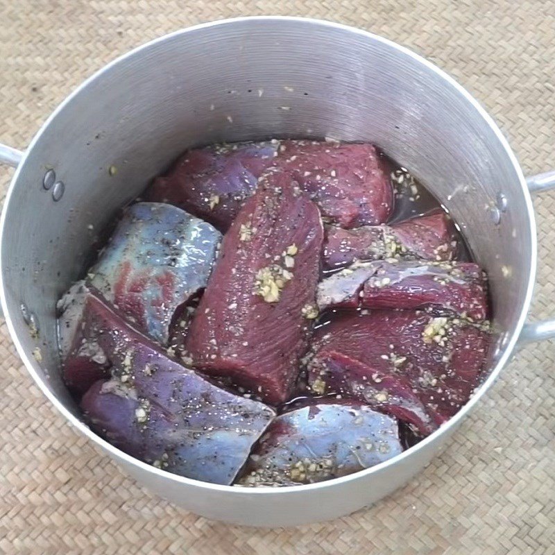 Ướp thịt bò với gia vị đậm đà cho món bò rim chuẩn vị