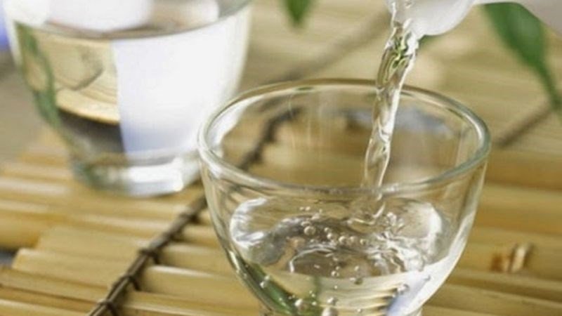 Ướp thịt bò với rượu trắng giúp bò kho thơm ngon và mau mềm