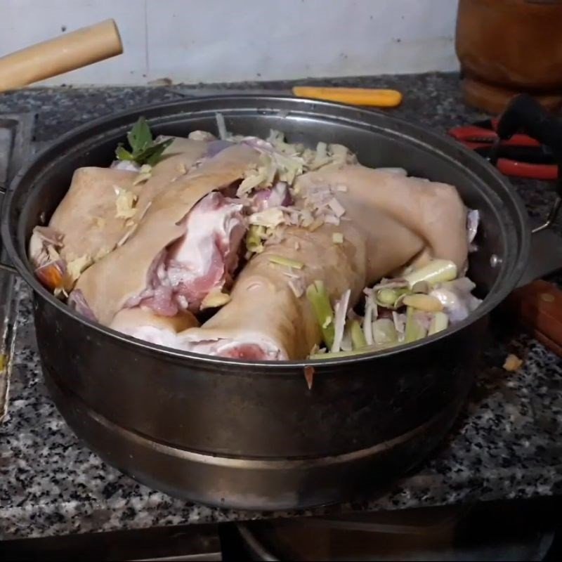 Ướp thịt dê với sả, tỏi, hành tím trong nồi để gia vị thấm đều