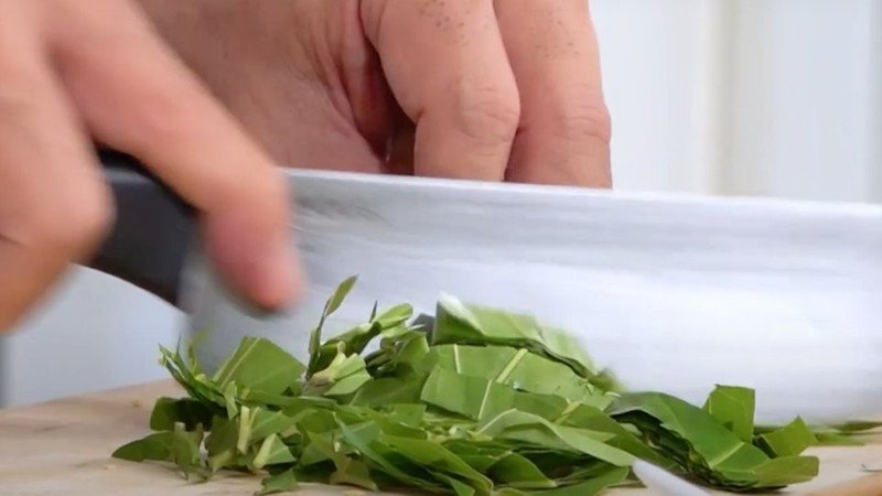 Ướp thịt ếch với gia vị giúp món ăn đậm đà hơn