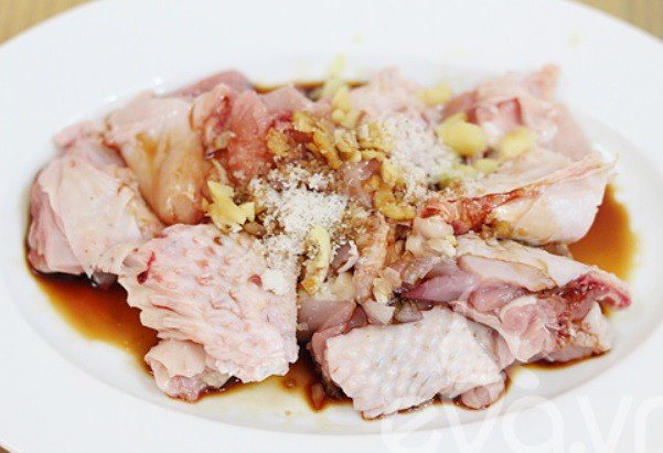 Ướp thịt gà để nấu canh măng khô