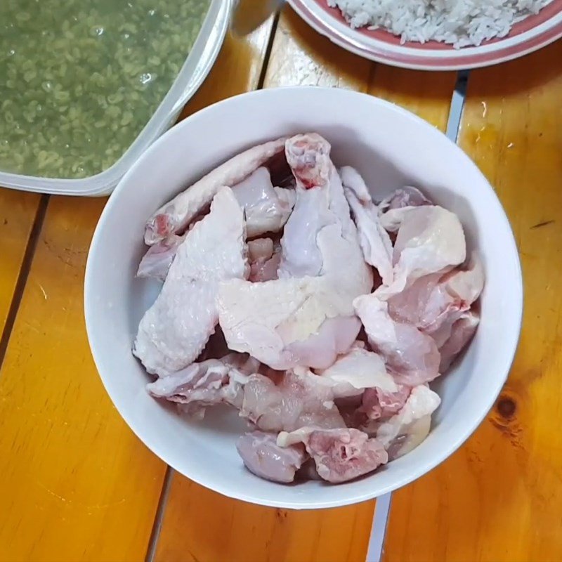 Ướp thịt gà với gia vị đúng cách cho món cháo gà đậu xanh thơm ngon