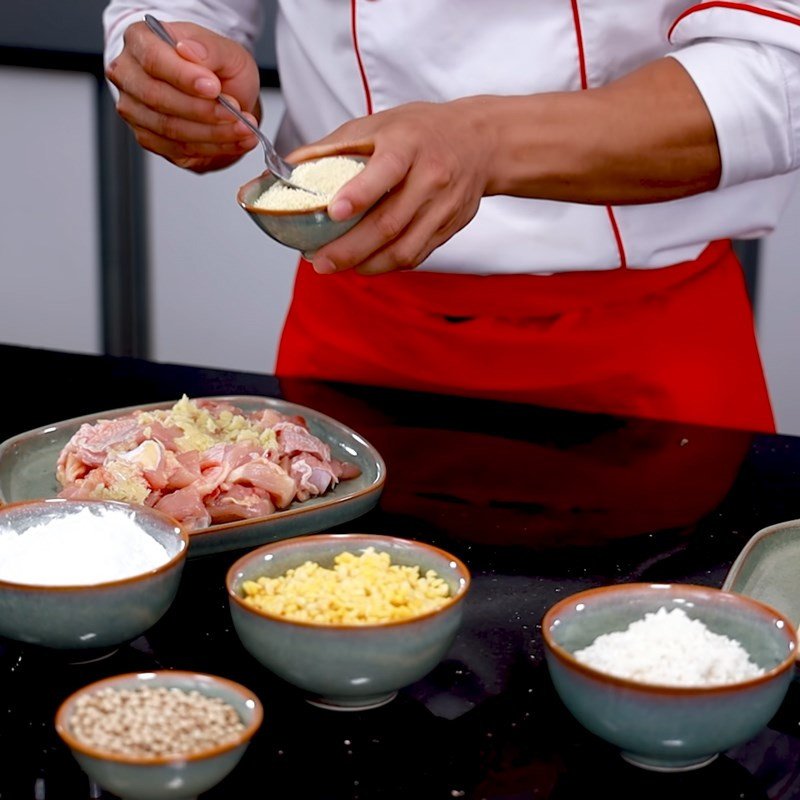 Ướp thịt gà với gia vị và lòng đỏ trứng