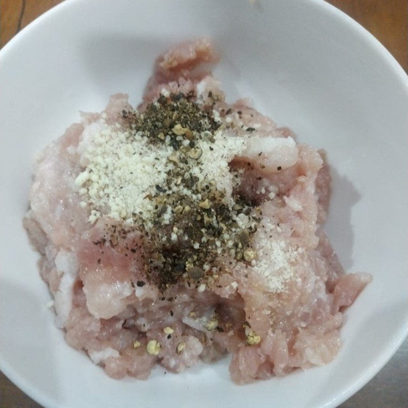 Ướp thịt heo băm với gia vị đậm đà cho món bánh tráng lụi