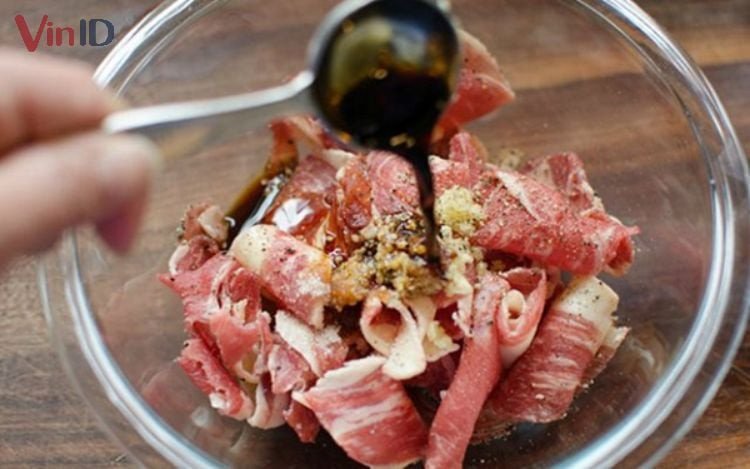 Ướp thịt heo chuẩn vị để nấu thịt sốt cà chua