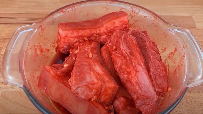 Ướp thịt heo với gia vị làm thịt khìa