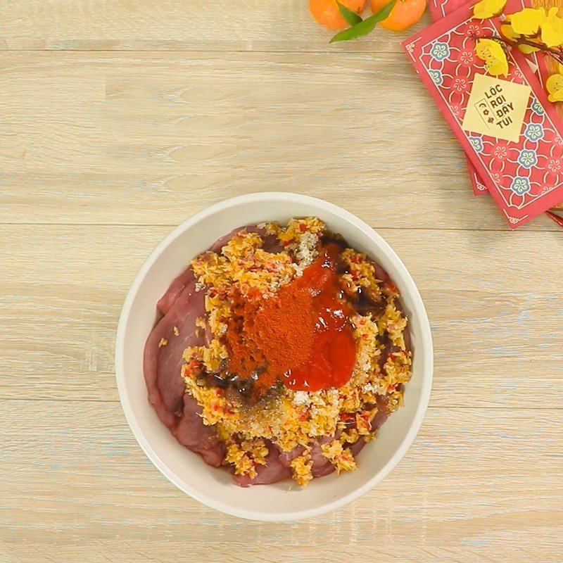 Ướp thịt lợn với các loại gia vị cay nồng đặc trưng của bò khô