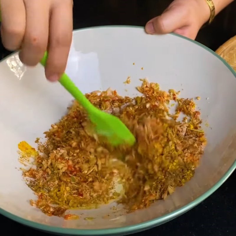 Ướp thịt lợn với hỗn hợp gia vị đậm đà