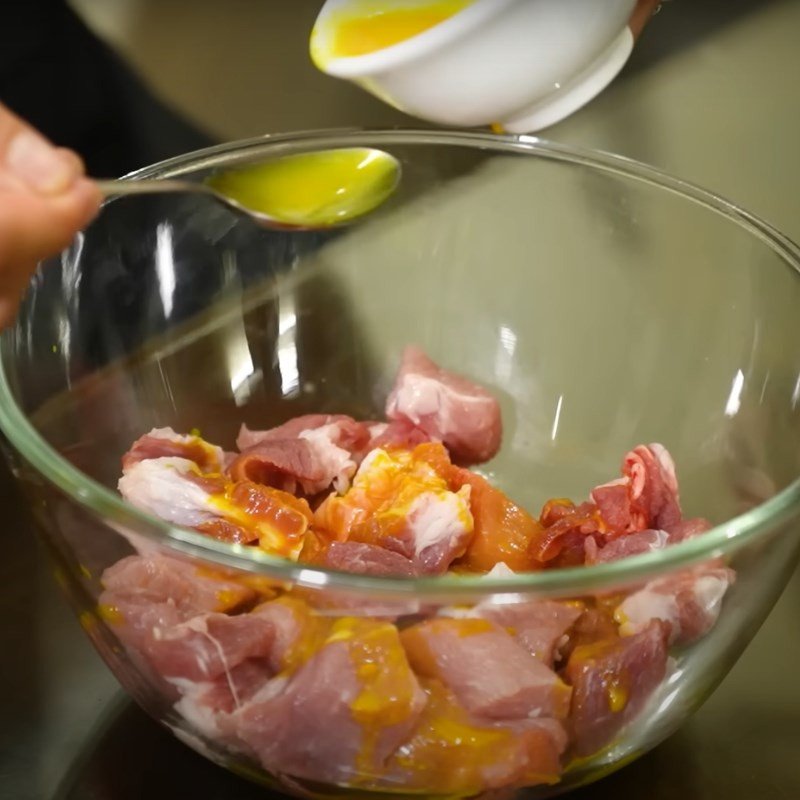 Ướp thịt lợn với hỗn hợp gia vị, riềng, sả, tỏi băm để thấm đều hương vị đặc trưng