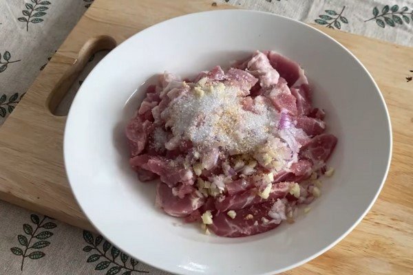 Ướp thịt nạc với hành tỏi và các loại gia vị