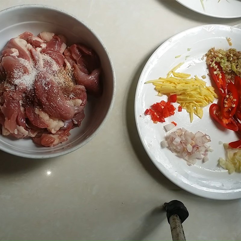 Ướp thịt ngan với gia vị đậm đà